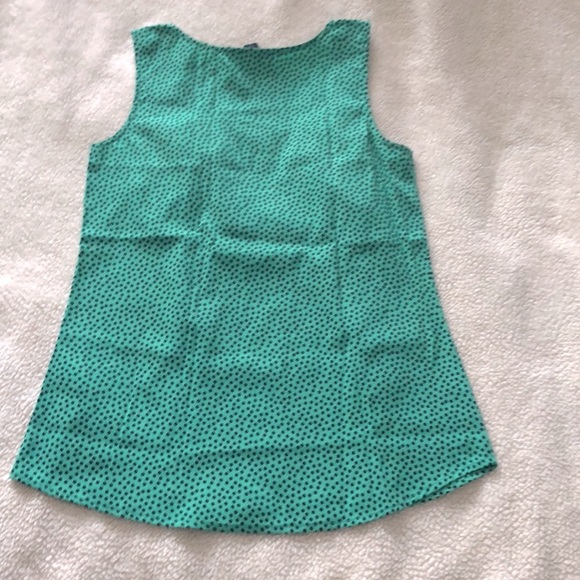 Tommy Hilfiger green top XSP sleeveless polka dot pattern holiday outfit inspo - Picture 2 of 4